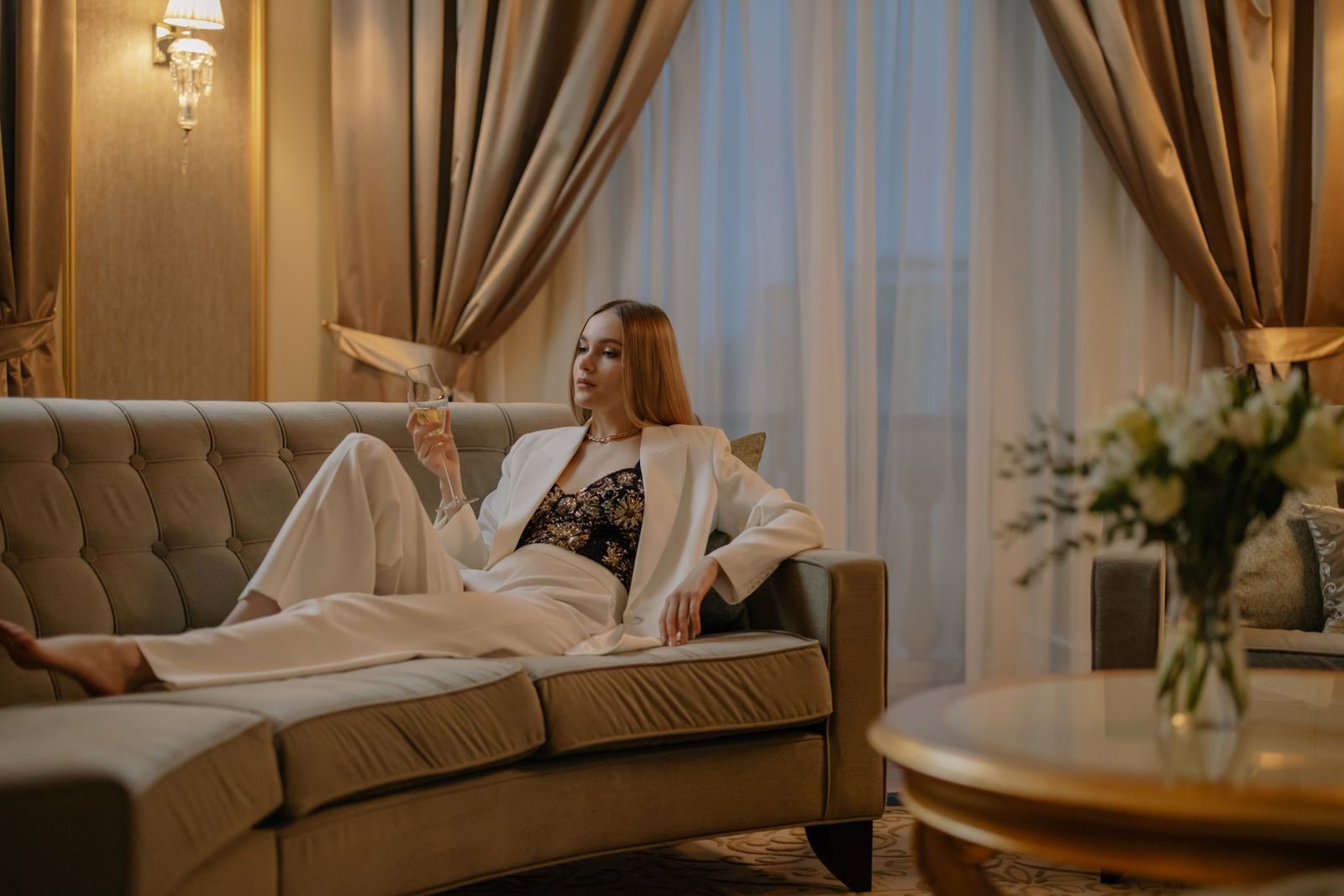 Suite de palace avec tête de lit capitonnée et doubles rideaux — hôtellerie 5 étoiles