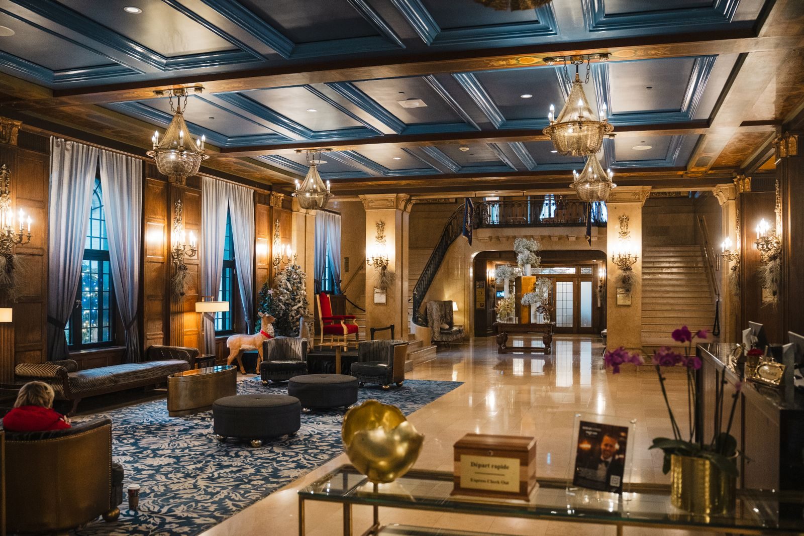 Lobby d'hôtel haut de gamme habillé de doubles rideaux — projet FF&E