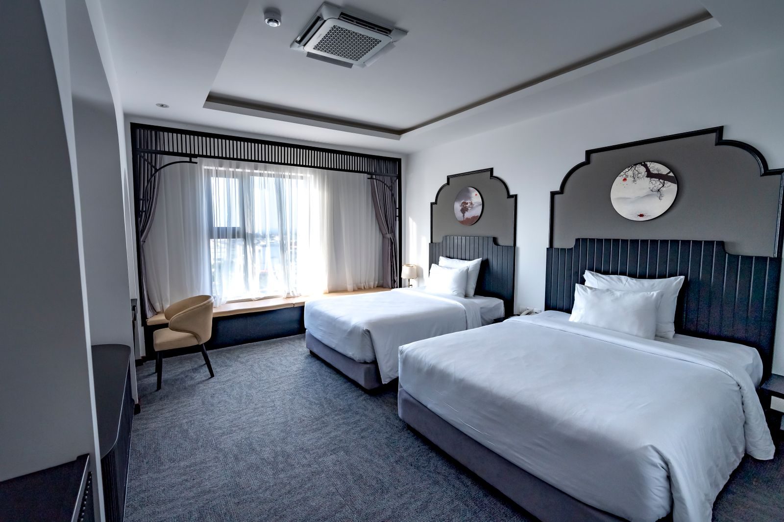 Chambre twin d'hôtel moderne avec rideaux coordonnés — équipement FF&E