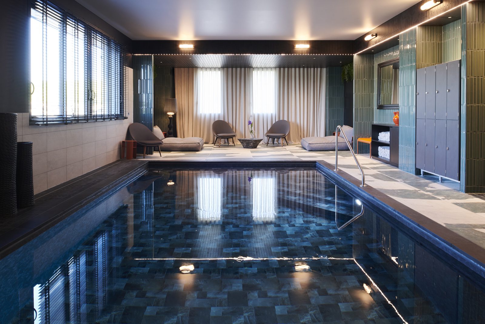 Mercure Quimper Kerlic, espace piscine et bien-être, voilages et stores sur-mesure Grimpe Aux Rideaux